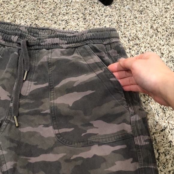 Athleta Forallon Jogger Size Medium Olive Green Camo Camouflage - Picture 3 of 10